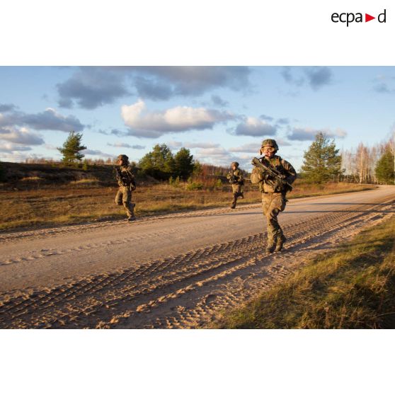 Exercice de combat débarqué avec séance de tir des légionnaires de la 1re section de la 5e compagnie du 2e REI (régiment étranger d'infanterie), sur le champ de tir en Lettonie. Des légionnaires courent lors du déploiement.