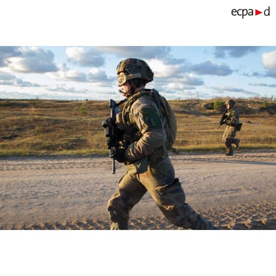 Exercice de combat débarqué avec séance de tir des légionnaires de la 1re section de la 5e compagnie du 2e REI (régiment étranger d'infanterie), sur le champ de tir en Lettonie. Des légionnaires courent lors du déploiement.