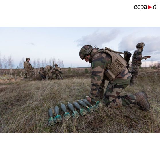 Préparation des munitions pour des tirs de mortiers de 81 mm LLR (léger long renforcé de 5000 mètres de portée) lors d'un exercice mené par les légionnaires de la 1re section de la 5e compagnie du 2e REI (régiment étranger d'infanterie), sur le champ de tir en Lettonie.