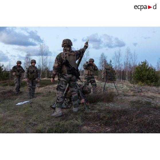 Chargement de munition pour un tir de mortier de 81 mm LLR (léger long renforcé de 5000 mètres de portée) lors d'un exercice mené par les légionnaires de la 1re section de la 5e compagnie du 2e REI (régiment étranger d'infanterie), sur le champ de tir en Lettonie.