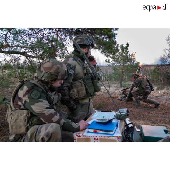 Tir de mortier de 81 mm LLR (léger long renforcé de 5000 mètres de portée) lors d'un exercice mené par les légionnaires de la 1re section de la 5e compagnie du 2e REI (régiment étranger d'infanterie), sur le champ de tir en Lettonie.