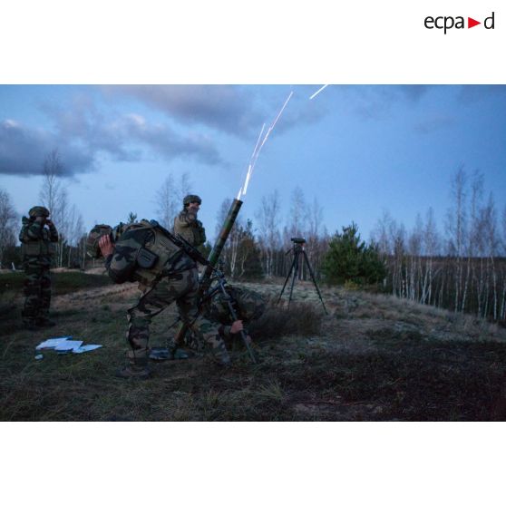 Tir de mortier de 81 mm LLR (léger long renforcé de 5000 mètres de portée) lors d'un exercice mené par les légionnaires de la 1re section de la 5e compagnie du 2e REI (régiment étranger d'infanterie), sur le champ de tir en Lettonie.