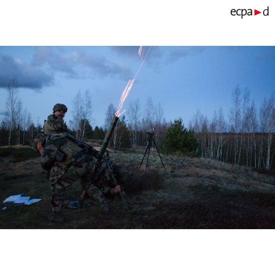 Tir de mortier de 81 mm LLR (léger long renforcé de 5000 mètres de portée) lors d'un exercice mené par les légionnaires de la 1re section de la 5e compagnie du 2e REI (régiment étranger d'infanterie), sur le champ de tir en Lettonie.