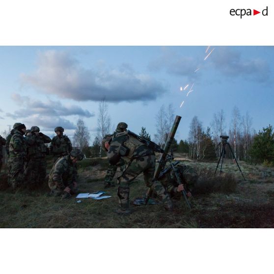 Tir de mortier de 81 mm LLR (léger long renforcé de 5000 mètres de portée) lors d'un exercice mené par les légionnaires de la 1re section de la 5e compagnie du 2e REI (régiment étranger d'infanterie), sur le champ de tir en Lettonie.