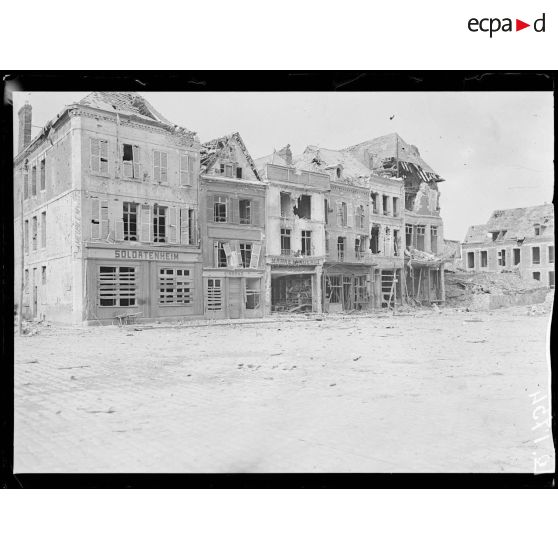 Péronne, sur la grand place, inscriptions allemandes, à gauche le "foyer du soldat". [légende d'origine]