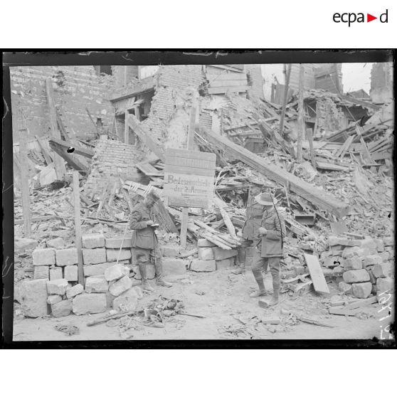 Péronne, écriteaux allemands au milieu des ruines. [légende d'origine]