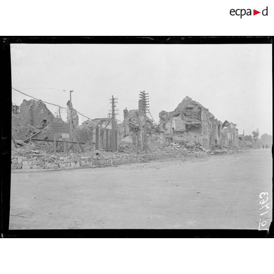 Péronne, la grande rue. [légende d'origine]