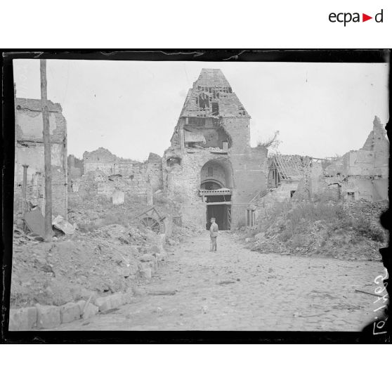 Péronne, la porte de Bretagne. [légende d'origine]