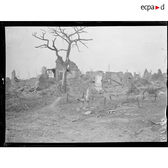 Mont-Saint-Quentin, maisons en ruines. [légende d'origine]