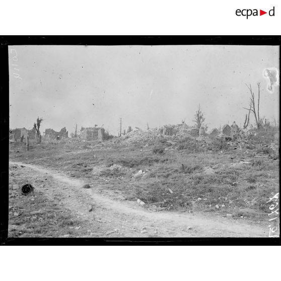 Mont-Saint-Quentin, maisons en ruines. [légende d'origine]