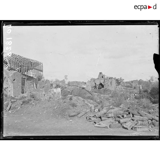 Quéant, dans le village, ancien emplacement de batterie allemande. Paniers à obus abandonnés. [légende d'origine]