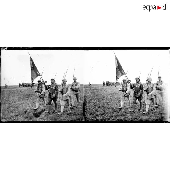 Bouzy. Marne. Remise de décorations. Le drapeau du 24e d'infanterie colonial. [légende d'origine]