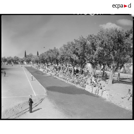 Vue aérienne du stade, des participants et des spectateurs venus assister à la fête sportive organisée par le 1e régiment de tirailleurs algériens (RTA), à Blida.