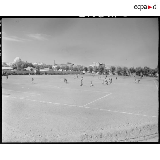 Plan d'ensemble d'un match de football, sur un stade, à Blida.