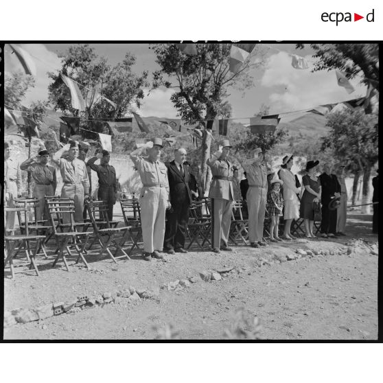 Photographie de groupe de personnalités civiles et militaires, venues assister à la fête sportive militaire organisée par le 1e régiment de tirailleurs algériens (RTA), à Blida.