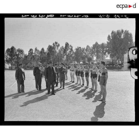 Revue de l'équipe de cross-courntry du 19e CA (corps d'armée) par des autorités militaires lors d'une compétition à Alger.