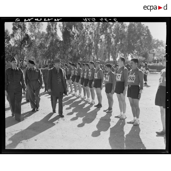 Revue de l'équipe de cross-courntry du 19e CA (corps d'armée) par des autorités militaires lors d'une compétition à Alger.