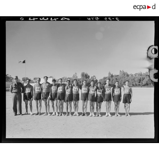 Portrait de groupe de l'équipe de cross-country du 19e CA (corps d'armée) lors d'une compétition à Alger.