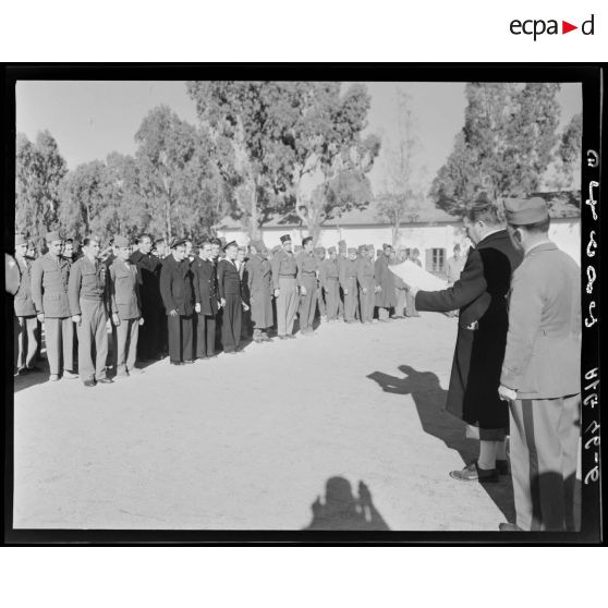 Lecture d'un discours par une autorité militaire devant le 19e CA (corps d'armée) lors d'une compétition de cross-country à Alger.