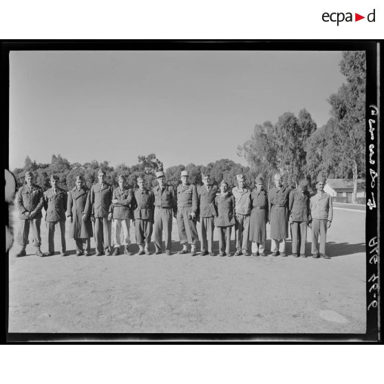 Portrait de groupe de soldats du 19e CA (corps d'armées) d'un stade à Alger lors d'une compétition de cross-country.