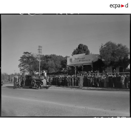 Visite du général Philippe Leclerc à l'Auberge de Provence, à Alger, à l'occasion d'un rassemblement des anciens combattants de la 2e division blindée (DB).