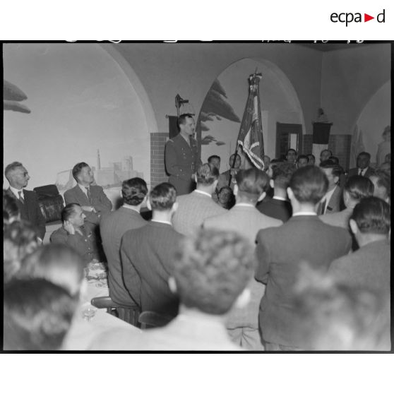 Le général Philippe Leclerc prononce un discours à l'occasion d'un rassemblement des anciens combattants de la 2e division blindée (DB) à l'Auberge de Provence, à Alger.