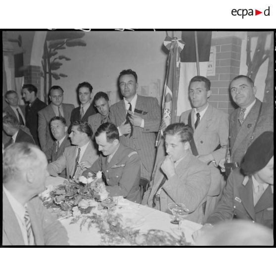 Photographie de groupe rassemblant le général Philippe Leclerc et d'anciens combattants de la 2e division blindée (DB), à l'occasion d'une réception donnée à l'Auberge de Provence, à Alger.