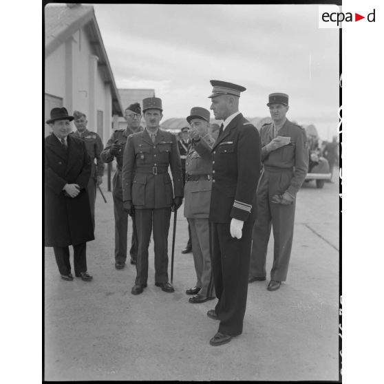 Le général Philippe Leclerc s'entretient avec des autorités militaires, sur un aérodrome.