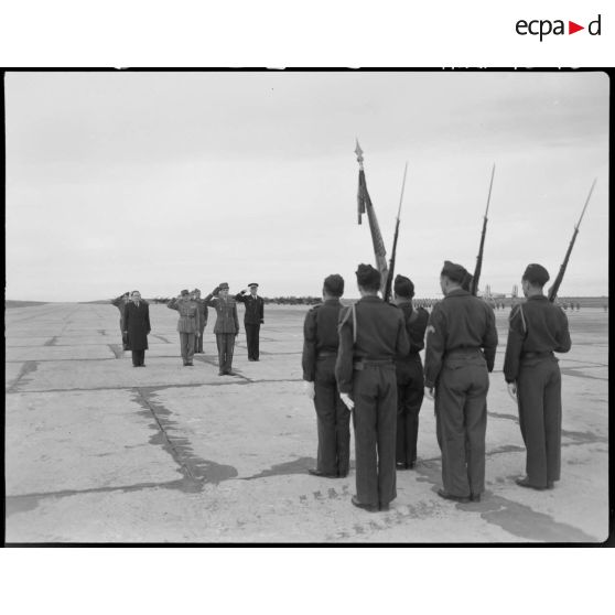 Le général Philippe Leclerc assiste à une cérémonie militaire, sur un aérodrome.