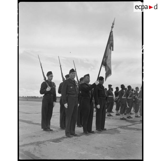 Garde au drapeau d'une unité de l'armée de l'air.