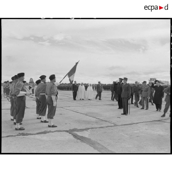 Le général Philippe Leclerc salue la garde au drapeau du 12e régiment de chasseurs d'Afrique (RCA).