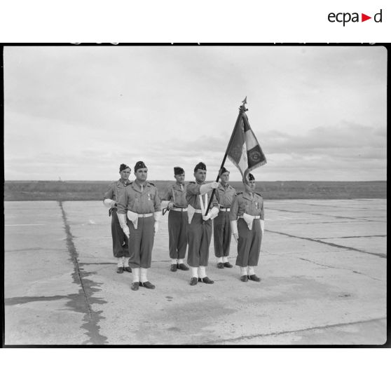 Garde au drapeau du12e régiment de chasseurs d'Afrique (RCA).