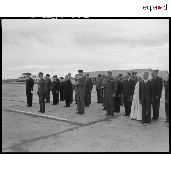 Une autorité militaire prononce un discours, à l'occasion d'une cérémonie donnée sur un aérodrome, en présence du général Philippe Leclerc.