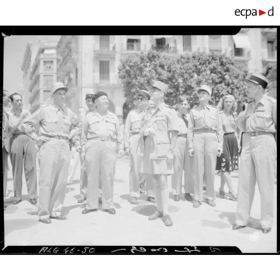 Inauguration par le général de brigade Jean Breuillac du centre d'information de la division d'Alger.