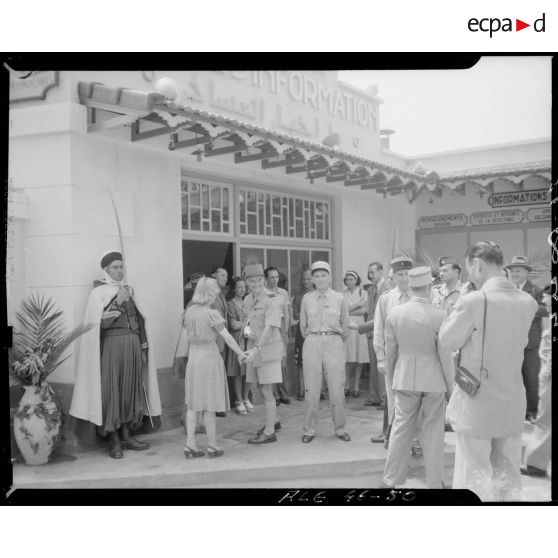 Inauguration par le général de brigade Jean Breuillac du centre d'information de la division d'Alger.