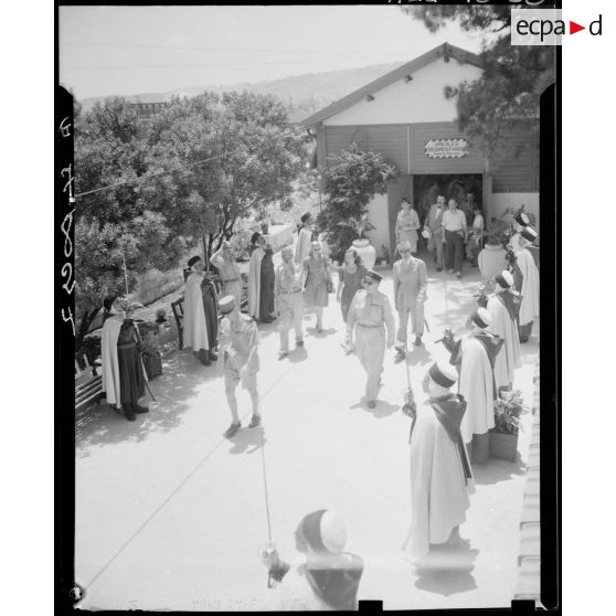 Le général de brigade Jean Breuillac sort d'une salle de réunion, suivi d'autorités militaires et de personnalités civiles.