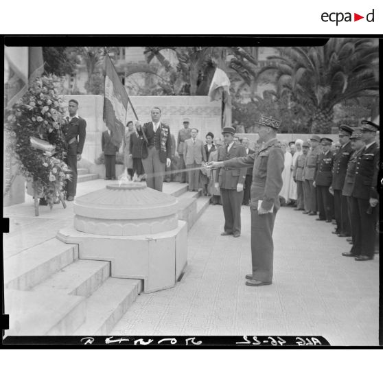 Le général de brigade Jean Breuillac ravive la flamme du monument aux morts d'Alger.