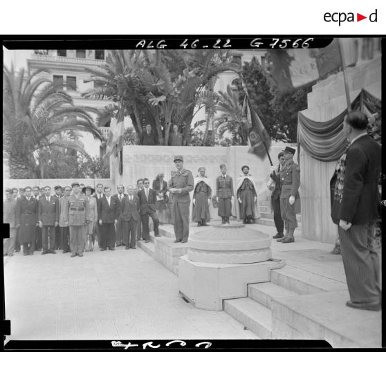 Le général de brigade Jean Breuillac prononce un discours devant le monument aux morts d'Alger.