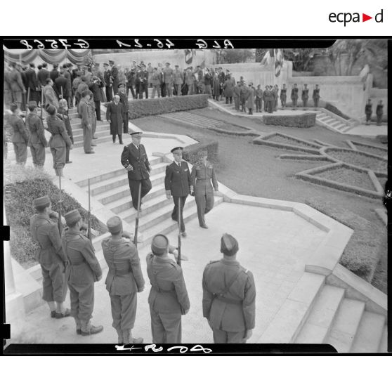 Le gouverneur général de l'Algérie quitte le monument aux morts d'Alger, accompagné du général de brigade Jean Breuillac et suivi d'autorités militaires et civiles.