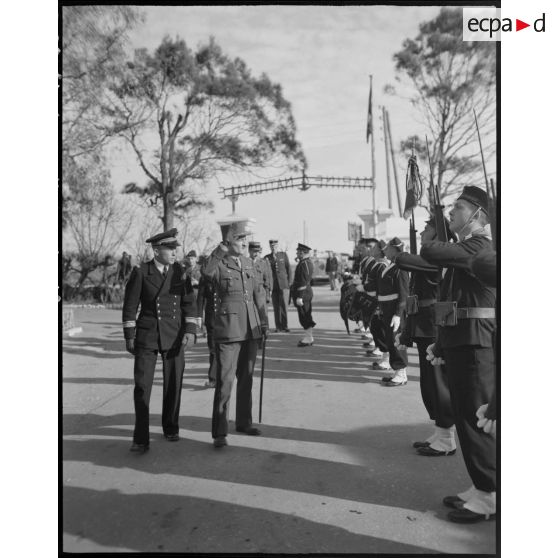 Le général Philippe Leclerc salue la garde au drapeau d'une unité de la Marine nationale.