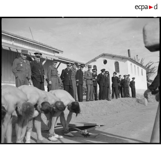 Entrainement des fusiliers marins, sous le regard du général Philippe Leclerc et d'autorités militaires.