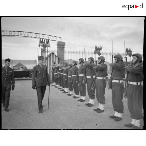 Visite du général Philippe Leclerc au centre Siroco de la Pérouse.