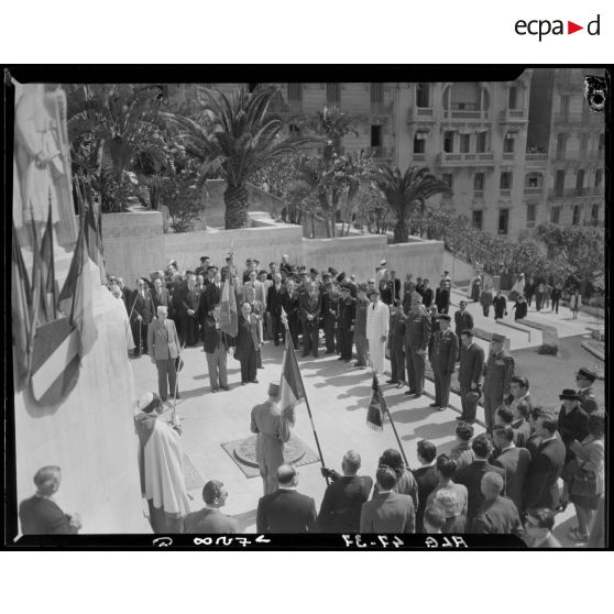 Une autorité militaire prononce un discours devant le monument aux morts d'Alger, sous le regard d'autorités civiles et militaires.