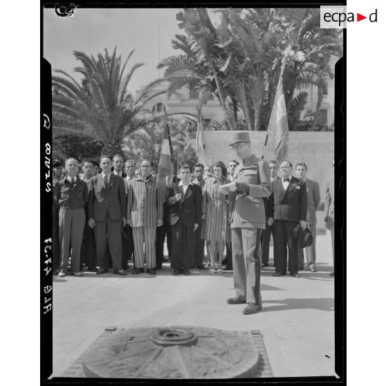 Une autorité militaire prononce un discours devant le monument aux morts d'Alger, sous le regard d'autorités civiles et militaires.