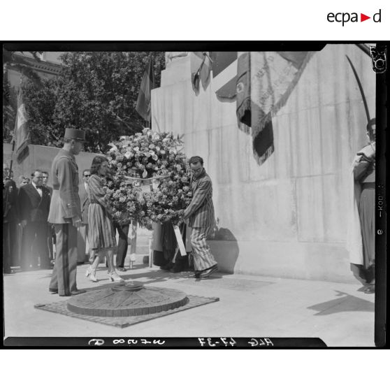 Cérémonie de dépôt de gerbe devant le monument aux mort d'Alger, à l'occasion de la commémoration de la libérartion des camps de déportés.