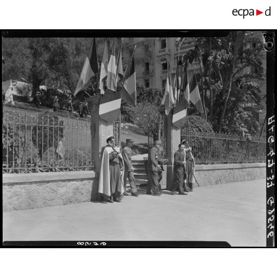 Des autorités civiles et militaires quittent le monument aux morts d'Alger.