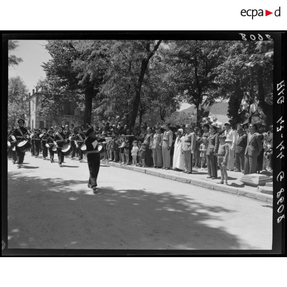 Défilé de la musique militaire d'enfants de troupes, sous le regard d'autorités militaires et civiles, parmi lesquelles le général Duché.