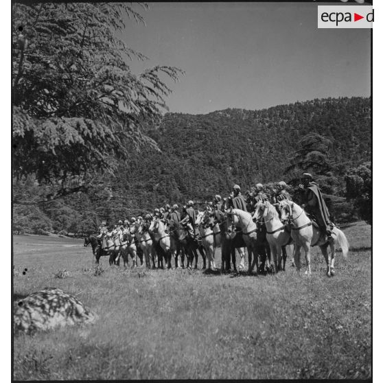 Plan d'ensemble d'une unité de spahis dans la montagne.