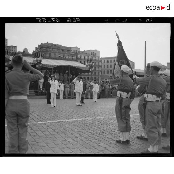 Cérémonie militaire, en présence du gouverneur général de l'Algérie Yves Chataigneau, du général Duché et du général Schlesser.