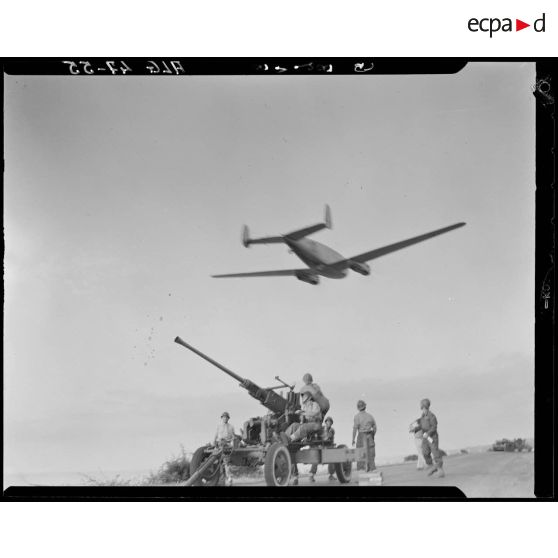 Simulation d'entrainement au tir au canon antiaérien en milieu désertique.